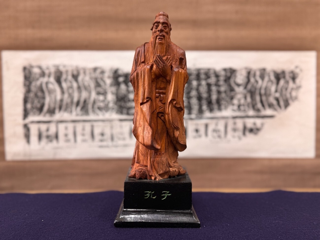 楷（かい）の木に彫られた孔子像／文学部デジタル博物館｜大東文化大学